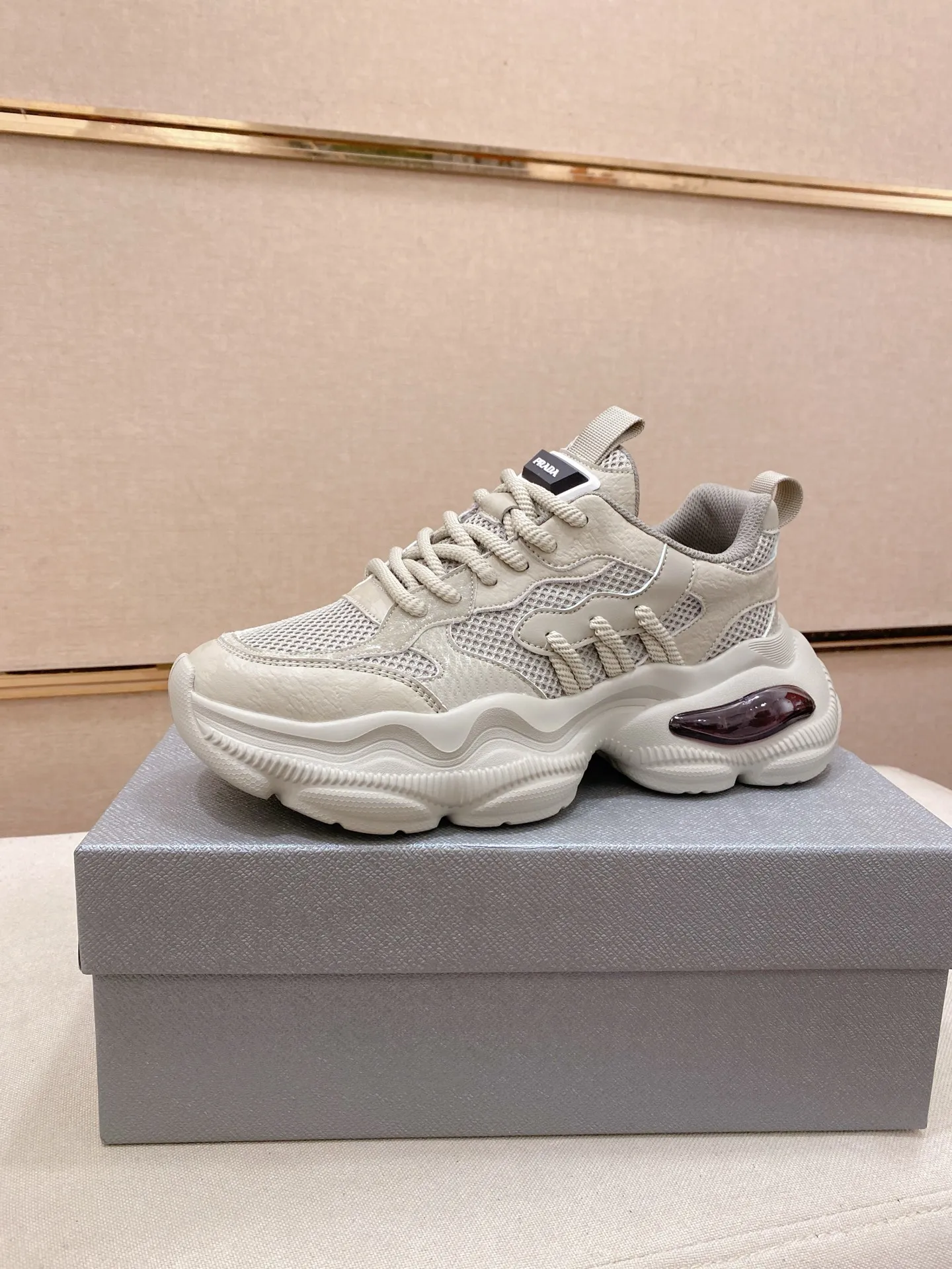 Men's shoes 💰: 462💰 [Prada～Prada] Trendy new styles are on the market. Same style as the official website. Counter quality. Original version. [Strong] [Strong] Imported selected first-layer cowhide. Comfortable and breathable sheepskin lining, fine workmanship, upper layer made of 100% pure cowhide, original last shape, comfortable on the feet, shoe sizes 38 to 44